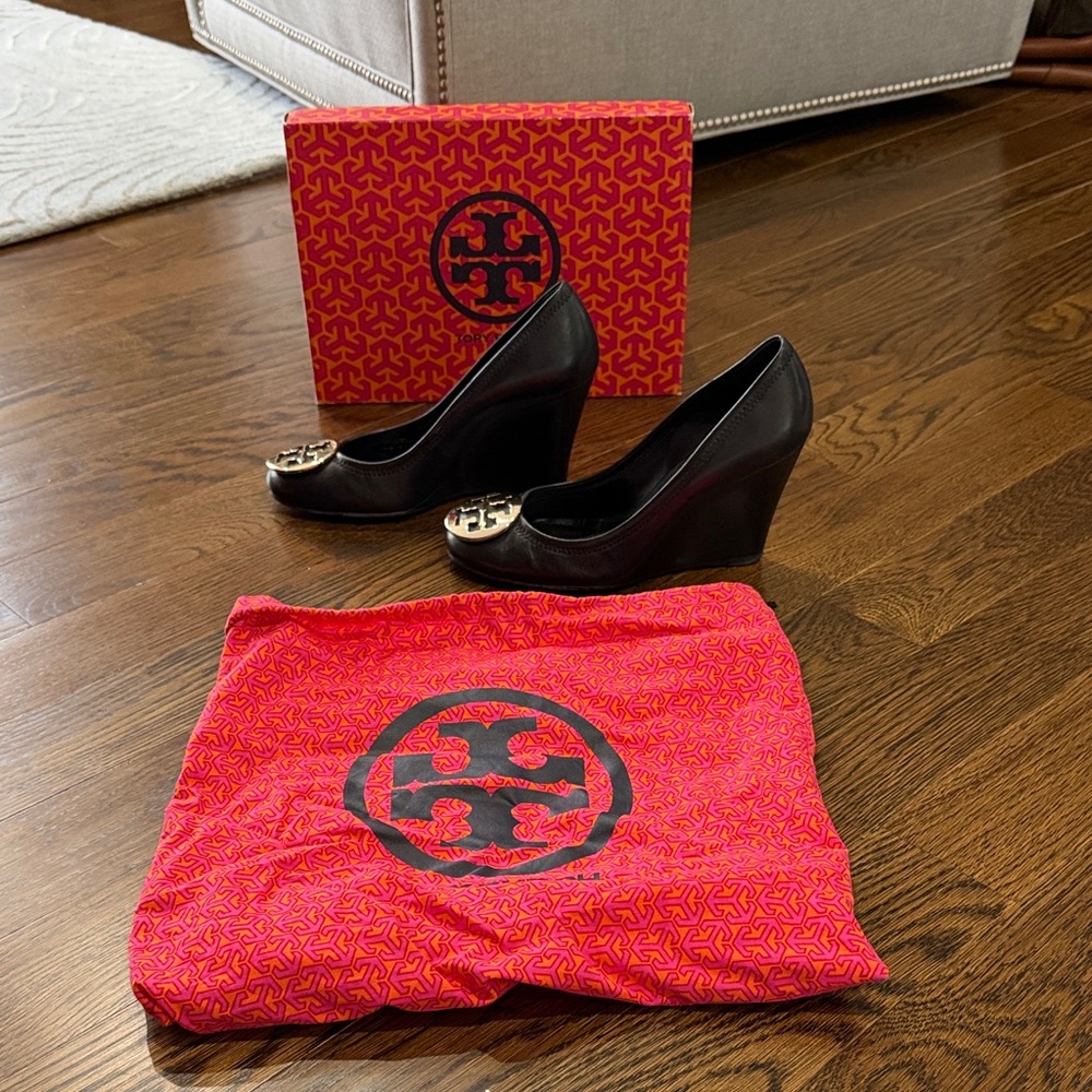 Tory Burch Black Leather Wedge Pumps with Gold Logo - Picture 3 of 7